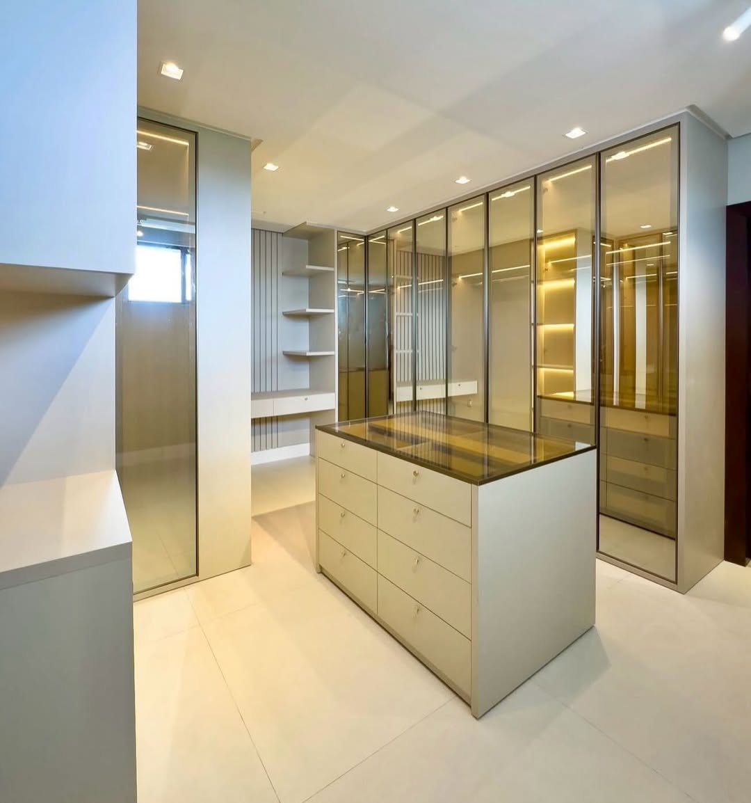 Prestige Walk in Closet by Dric Interior
