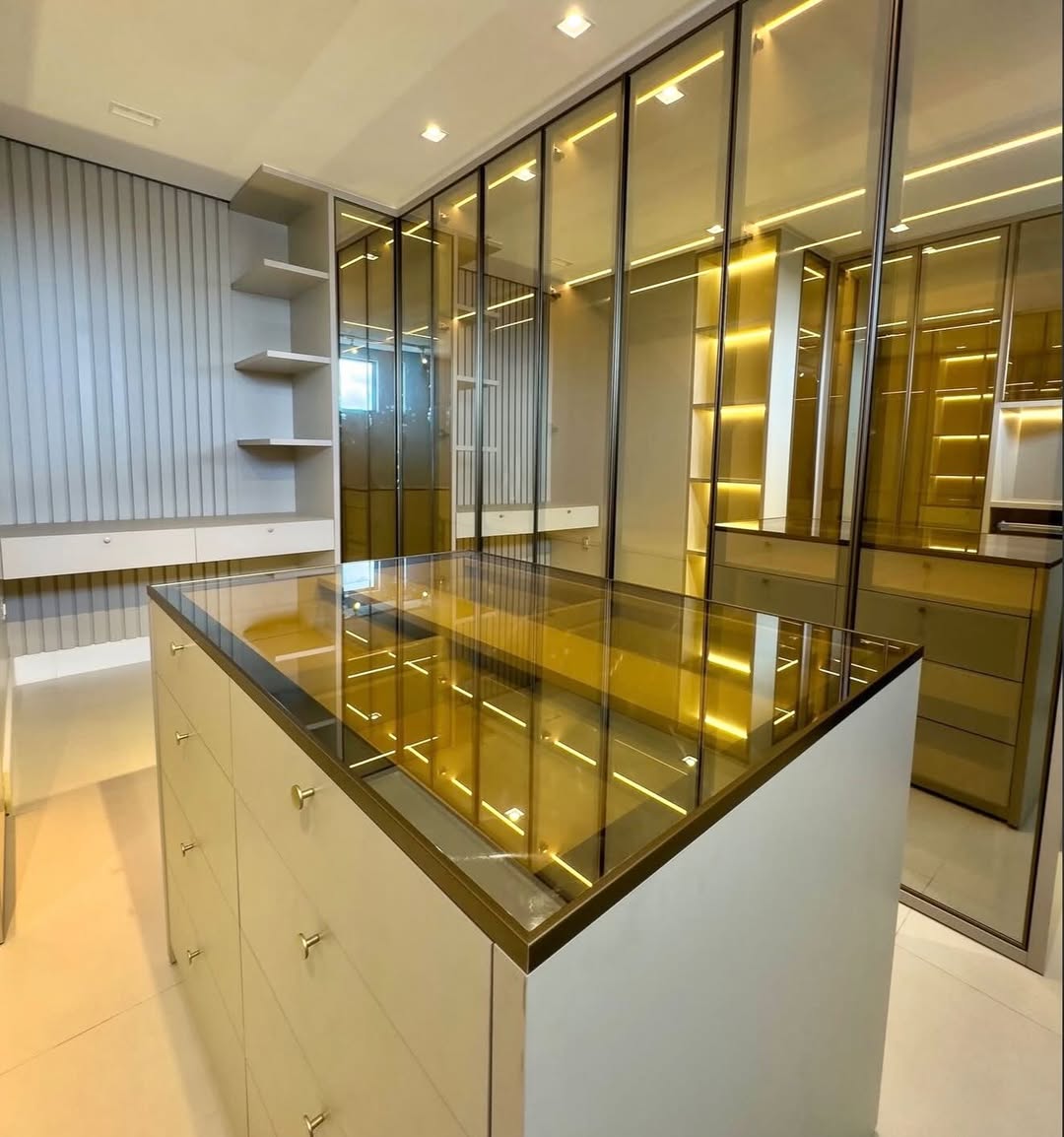 Prestige Walk-In Closet by dric interior